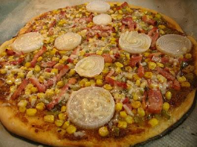 PIZZA CON MAÍZ, BEICON Y TOMATE PICANTE