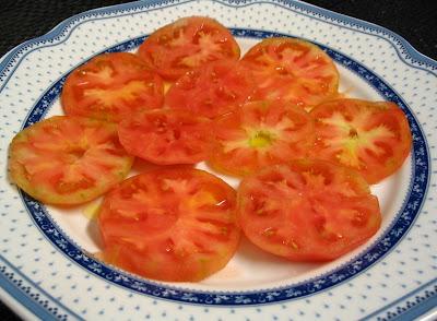 ENSALADA DE TOMATE, BACALAO Y TAPENADE DE OLIVA NEGRA DE ARAGÓN