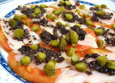 ENSALADA DE TOMATE, BACALAO Y TAPENADE DE OLIVA NEGRA DE ARAGÓN