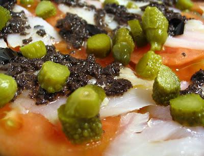 ENSALADA DE TOMATE, BACALAO Y TAPENADE DE OLIVA NEGRA DE ARAGÓN