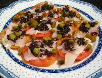 ENSALADA DE TOMATE, BACALAO Y TAPENADE DE OLIVA NEGRA DE ARAGÓN