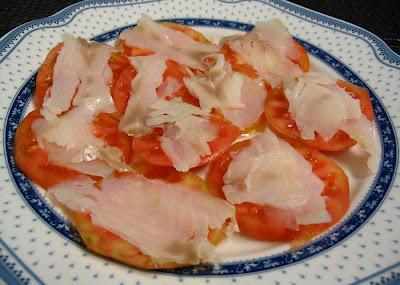 ENSALADA DE TOMATE, BACALAO Y TAPENADE DE OLIVA NEGRA DE ARAGÓN