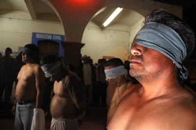 Pelean con secuestros control de escuelas