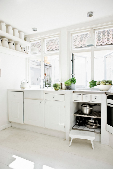 Elegancia en el total white de una casa danesa