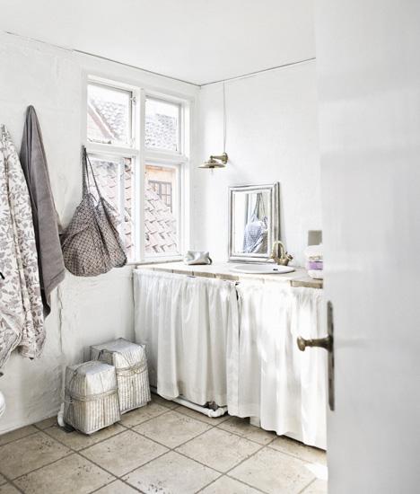 Elegancia en el total white de una casa danesa