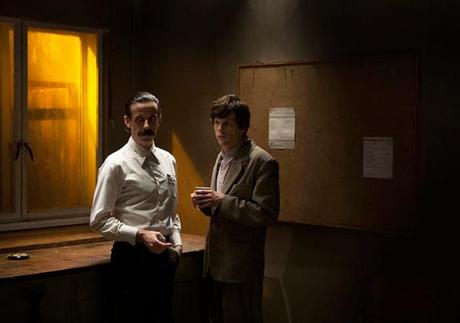 el-doble-frikarte-2 Imágenes de “El doble”, con Jesse Eisenberg
