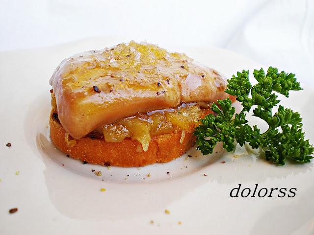 Tostada con foie sobre manzana a la miel