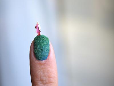 miniatura en las uñas