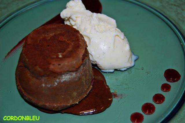 COULANT DE CHOCOLATE CON HELADO DE VAINILLA Y COULIS DE FRUTOS ROJOS