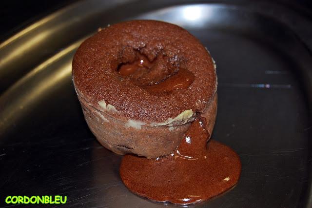 COULANT DE CHOCOLATE CON HELADO DE VAINILLA Y COULIS DE FRUTOS ROJOS