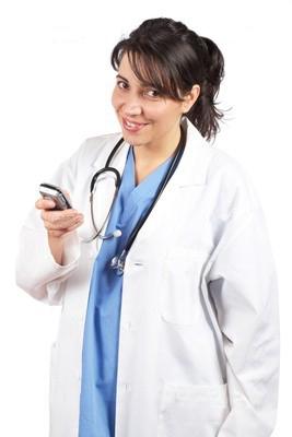 El 70% de los médicos resuelven sus dudas medicas desde el teléfono móvil