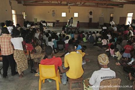 Un mail y Magia en el interior de una iglesia (sincretismo africano)