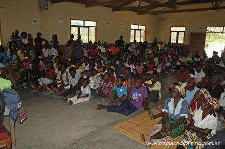 Un mail y Magia en el interior de una iglesia (sincretismo africano)