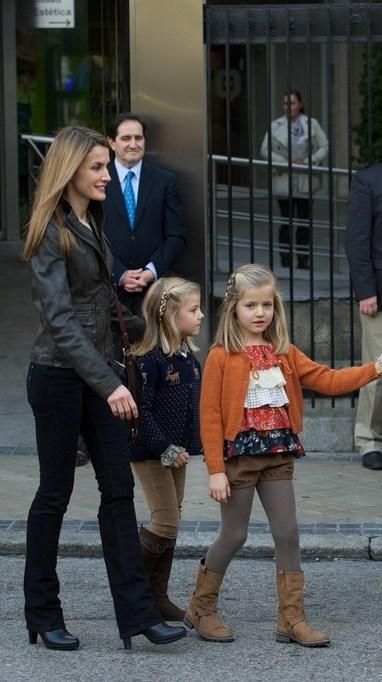 Los Príncipes de Asturias visitan al Rey. El look de Dña. Letizia