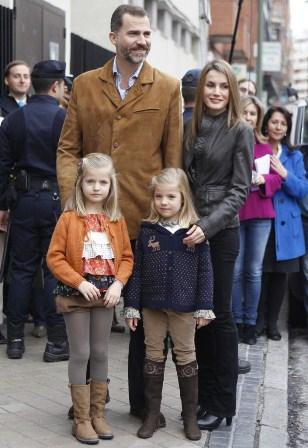 Los Príncipes de Asturias visitan al Rey. El look de Dña. Letizia