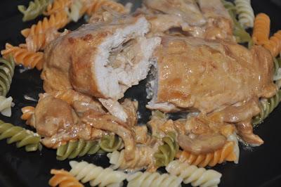 Pechugas De Pollo Rellenas Con Salsa