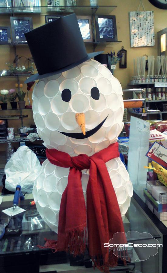 Un muñeco nieve con vasos de plástico - Paperblog