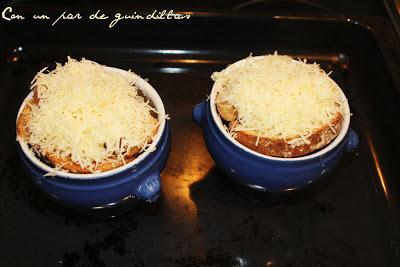 queso-rallado-cuencos-sopa-cebolla