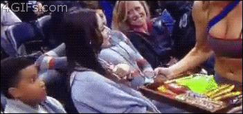 El niño que ve por primera vez un escote y un culo – EL GIF ANIMADO DEL DIA