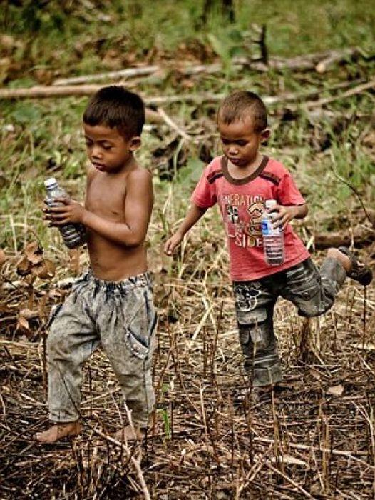 Niños camboyanos cazando tarántulas