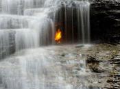 Conoce llama arde detrás cascada agua OTRAS NOTICIAS INTERES
