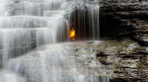 Conoce la llama que arde detrás de una cascada de agua – OTRAS NOTICIAS DE INTERES