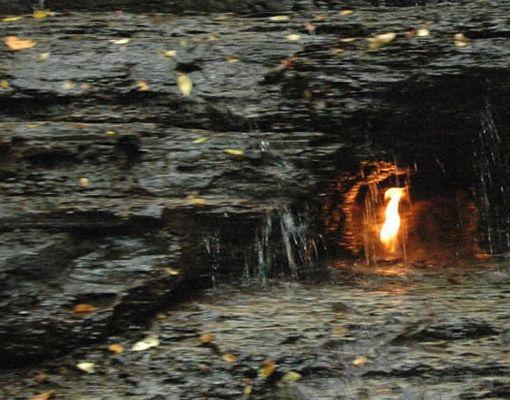 Conoce la llama que arde detrás de una cascada de agua – OTRAS NOTICIAS DE INTERES