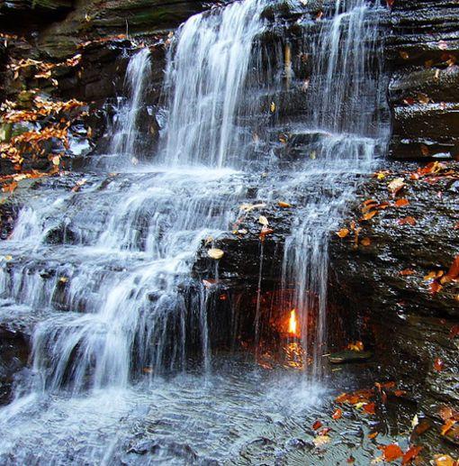 Conoce la llama que arde detrás de una cascada de agua – OTRAS NOTICIAS DE INTERES