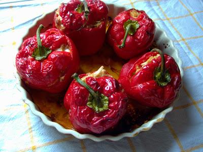 PIMIENTOS ROJOS RELLENOS DE POLLO Y ARROZ