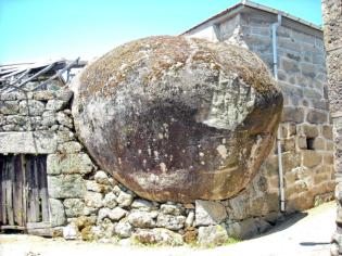 Casa en la zona de Os Bolos, A Cela, conocida por sus colosales rocas de forma tan peculiar (como gigantescos cantos rodados) - Concello de Lobios (Galicia, España)