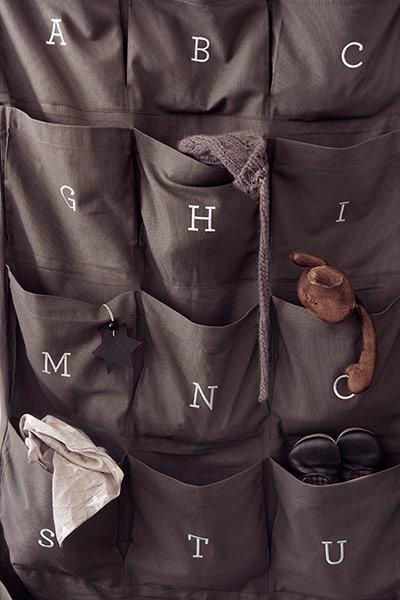 suelo de madera de roble de Kährs sillón Hans Wegner sillas eames silla Grand Prix de Arne Jacobsen panelados en las paredes muebles diseño danés muebles daneses mesa de centro CH008 Hans Wegner for Carl Hansen lámparas diseño Artemide Estilo nórdico en Dinamarca estilo nórdico estilo danés decoración salón nórdico decoración moderna decoración mid century modern decoración interiores decoración en colores neutros decoracion de diseño danes decoración de diseño decoración comedor nórdico decoración casas chaiselonge tela casas nórdicas inspiración blog interiorismo blog decoracion estilo nordico 