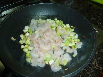 Revuelto de ajos tiernos con gambas