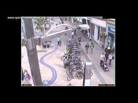 Un Policia Roba Bicicletas disfrazado de esqueleto