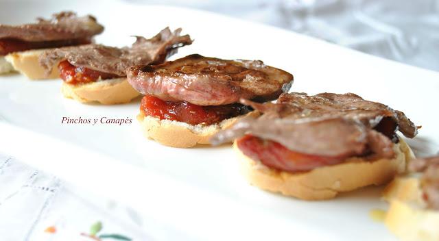 TOSTA DE LOMO DE CORZO CON TOMATES CARAMELIZADOS PARA MI HERMANO