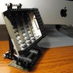 Un dock para iPhone o iPod Touch o con un poco de ingenio para cualquier smartphone, armado con LEGO