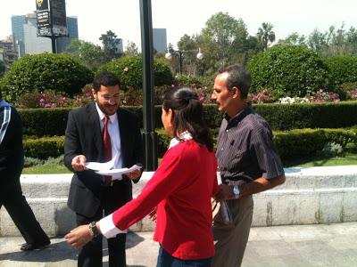 Volanteo Morena para invitar a concentración del 1 de Diciembre.