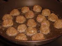 Albóndigas con setas (rovellons) en salsa.