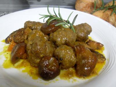 Albóndigas con setas (rovellons) en salsa.