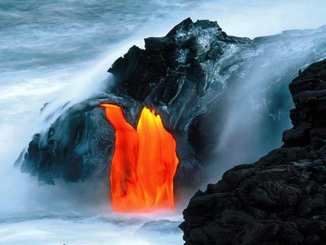 lava del volcán kilauea entra en el mar