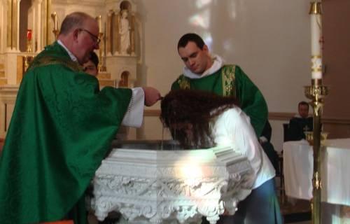 FAMOSA BLOGUERA EX ATEA SE BAUTIZÓ Y YA ES CATÓLICA