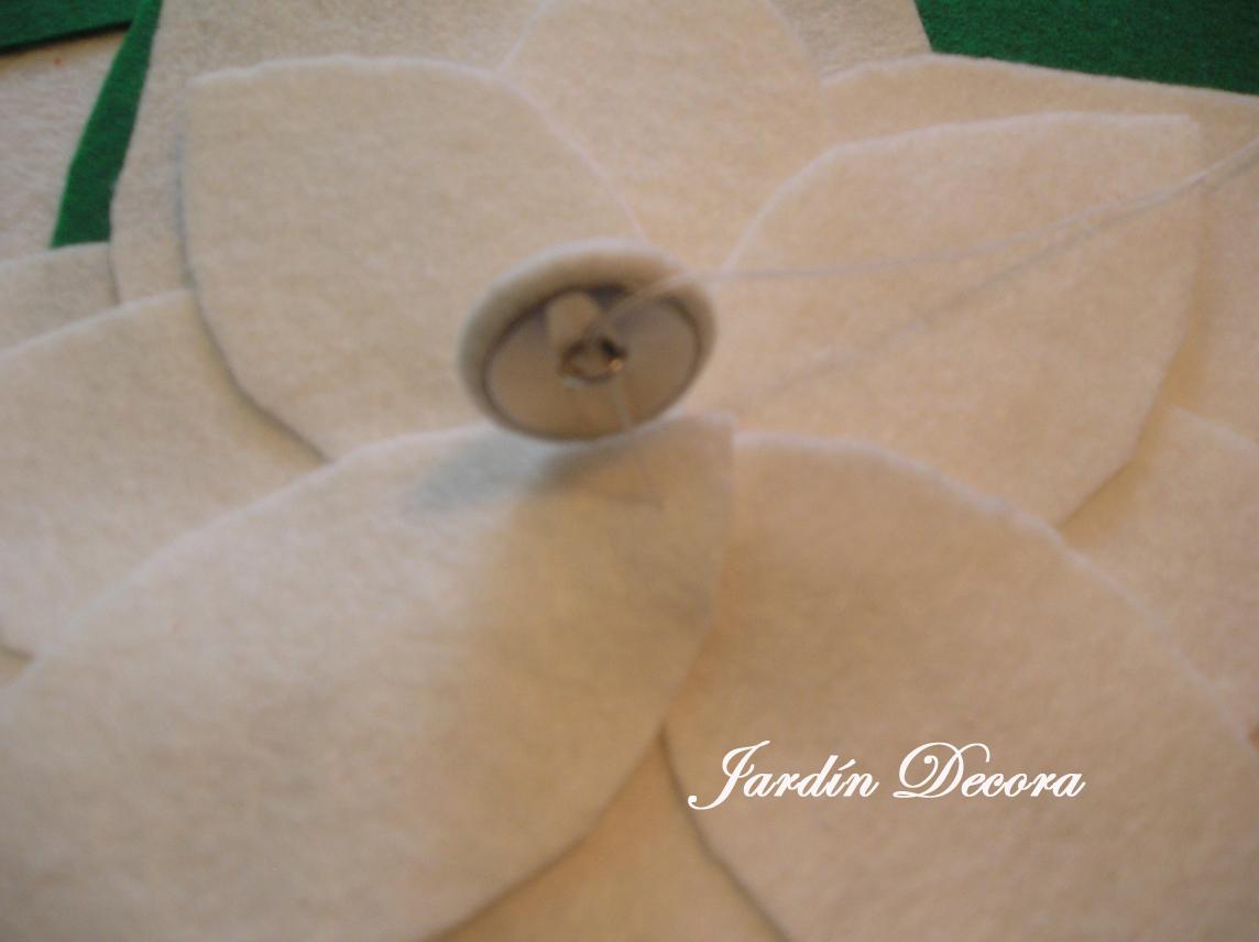 Decorar con flores de Pascua hechas de fieltro