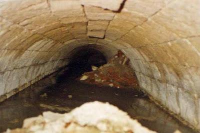 Aparecen nuevos restos de la cloaca del siglo XVII en un solar de Angustias