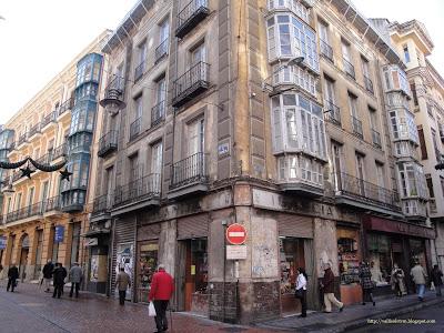 Casa Juanito y El Paraiso del Plástico se mudan a causa de la ruina del edificio.