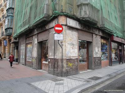 Casa Juanito y El Paraiso del Plástico se mudan a causa de la ruina del edificio.