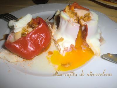 Aros de pimiento con huevos en nido