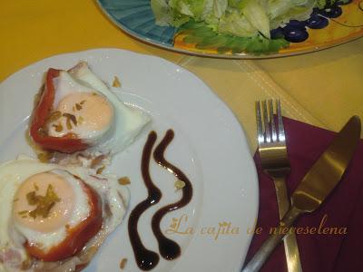 Aros de pimiento con huevos en nido