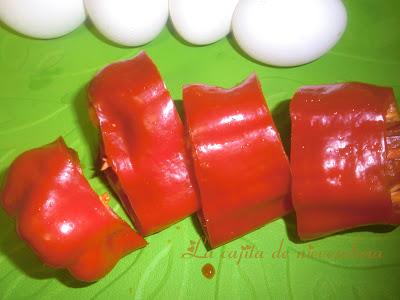 Aros de pimiento con huevos en nido
