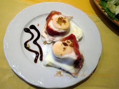 Aros de pimiento con huevos en nido