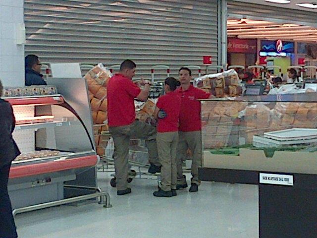 El corte de la rueda de prensa del PSUV por VTV, la salud de Chávez y el acaparamiento en Abastos Bicentenario.
