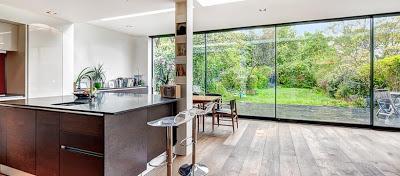 Ampliacion Minimalista en Casa Tradicional Inglesa